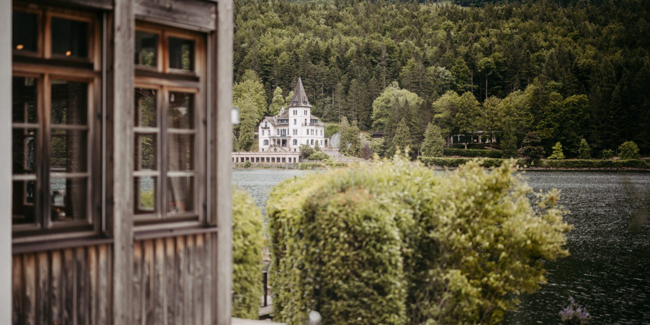 Christiane und Joachim bei ihrer standesamtlichen Trauung im Pavillon des Seehotels am Grundlsee