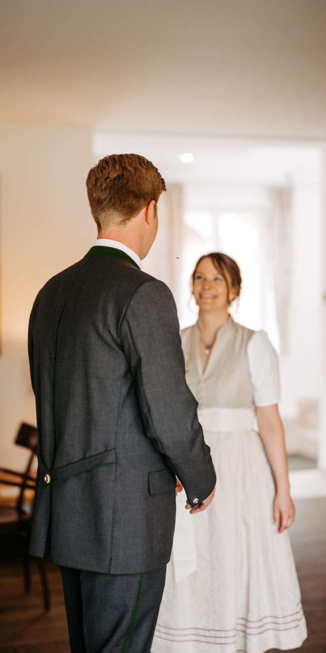 Christiane und Joachim bei ihrer standesamtlichen Trauung im Pavillon des Seehotels am Grundlsee