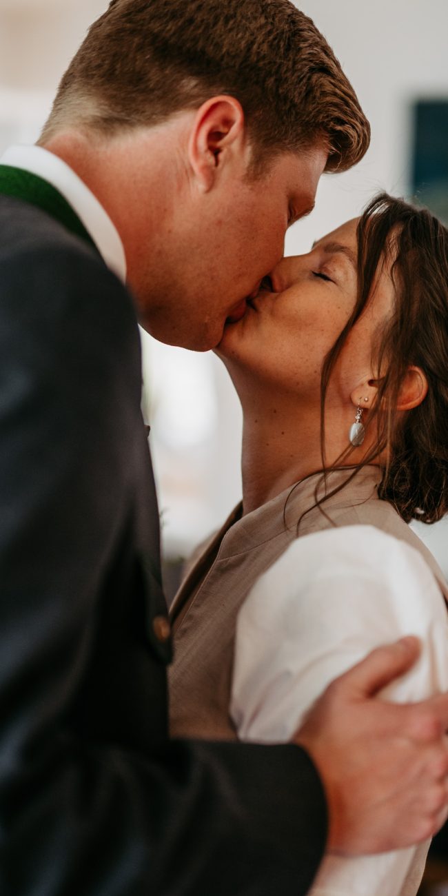 Christiane und Joachim bei ihrer standesamtlichen Trauung im Pavillon des Seehotels am Grundlsee