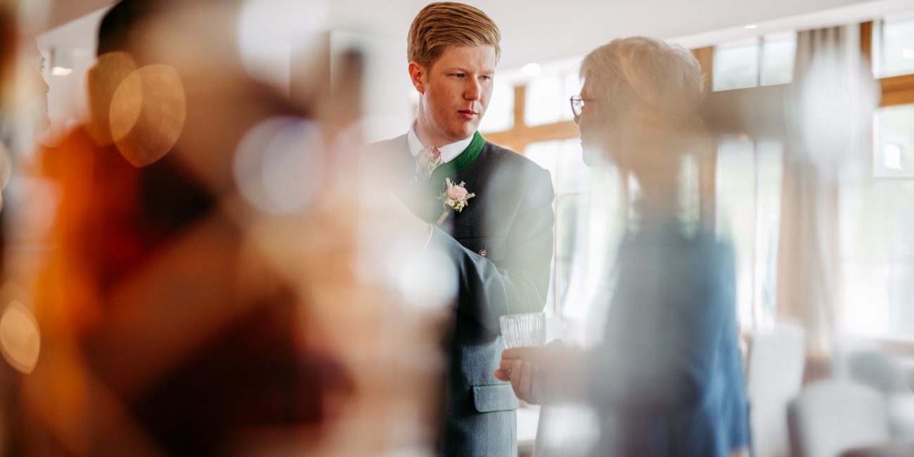 Christiane und Joachim bei ihrer standesamtlichen Trauung im Pavillon des Seehotels am Grundlsee