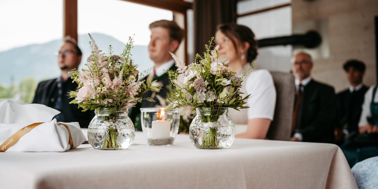 Christiane und Joachim bei ihrer standesamtlichen Trauung im Pavillon des Seehotels am Grundlsee