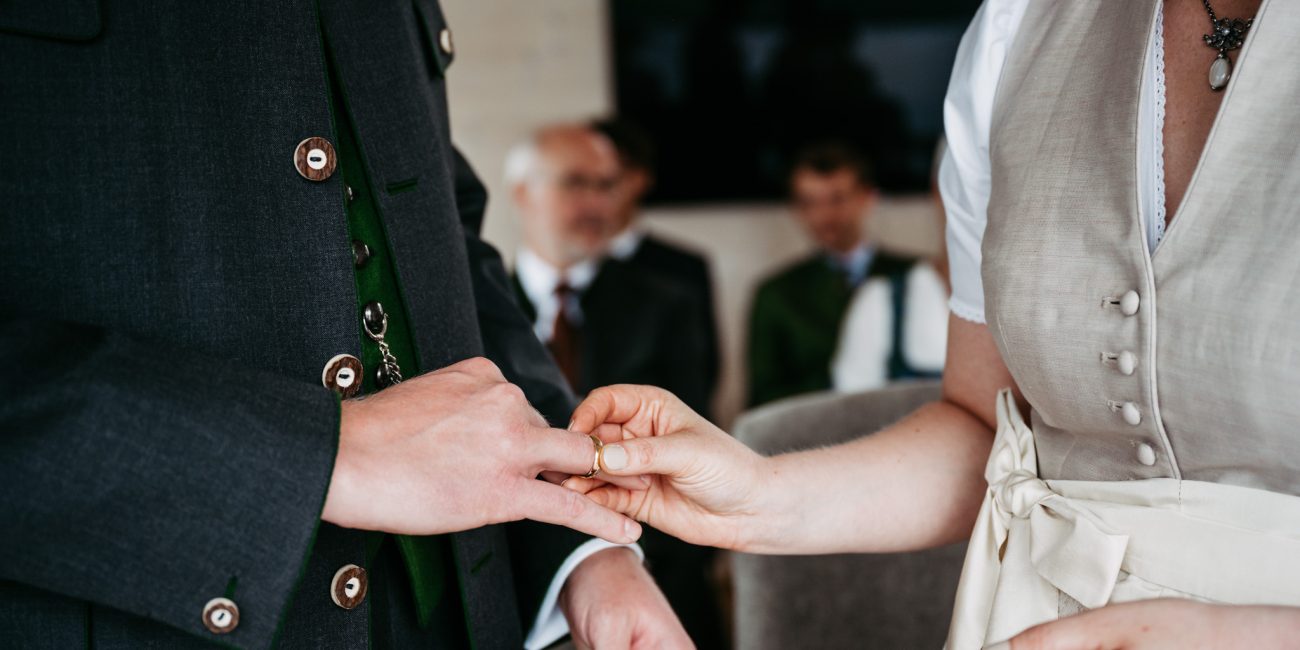 Christiane und Joachim bei ihrer standesamtlichen Trauung im Pavillon des Seehotels am Grundlsee