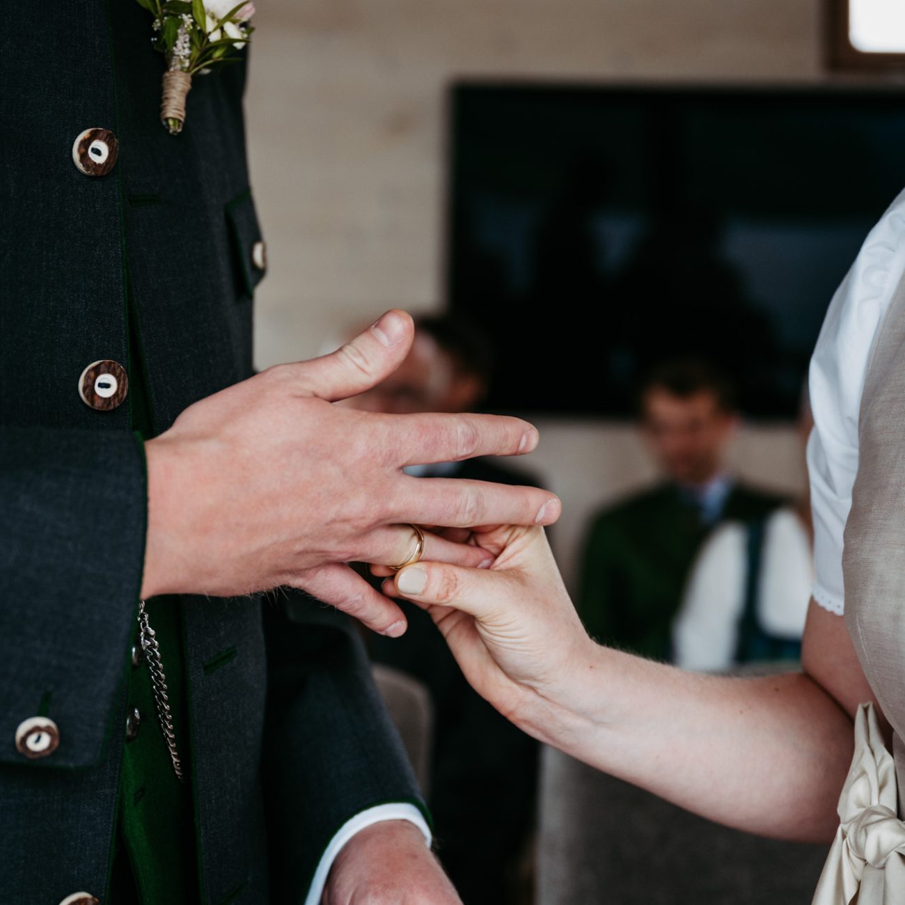 Christiane und Joachim bei ihrer standesamtlichen Trauung im Pavillon des Seehotels am Grundlsee