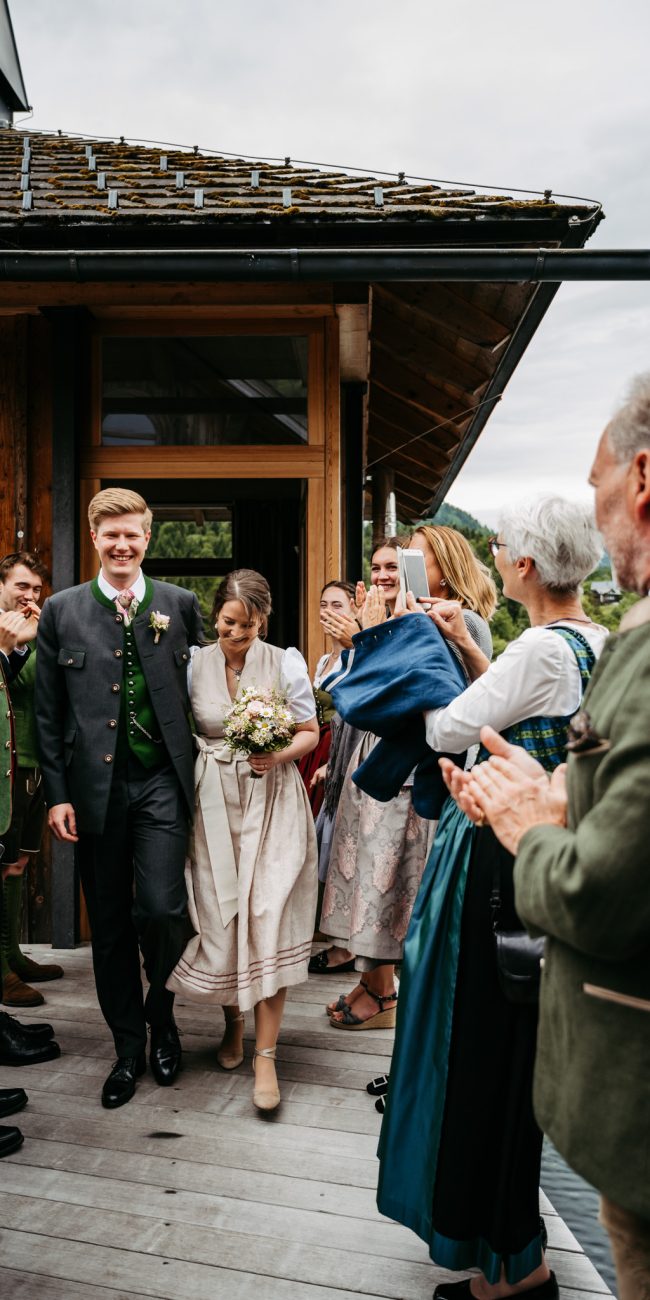 Christiane und Joachim bei ihrer standesamtlichen Trauung im Pavillon des Seehotels am Grundlsee