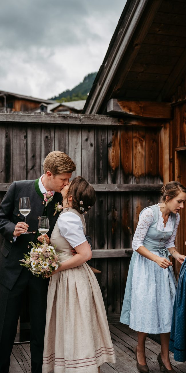 Christiane und Joachim bei ihrer standesamtlichen Trauung im Pavillon des Seehotels am Grundlsee