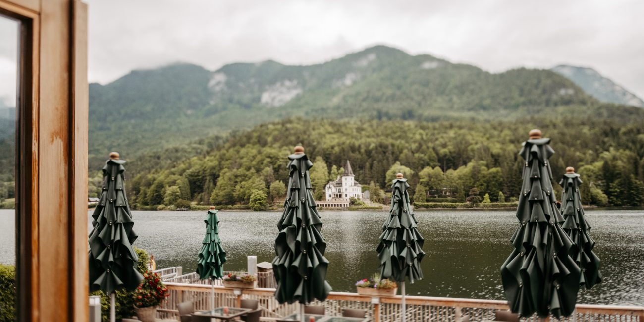 Christiane und Joachim bei ihrer standesamtlichen Trauung im Pavillon des Seehotels am Grundlsee