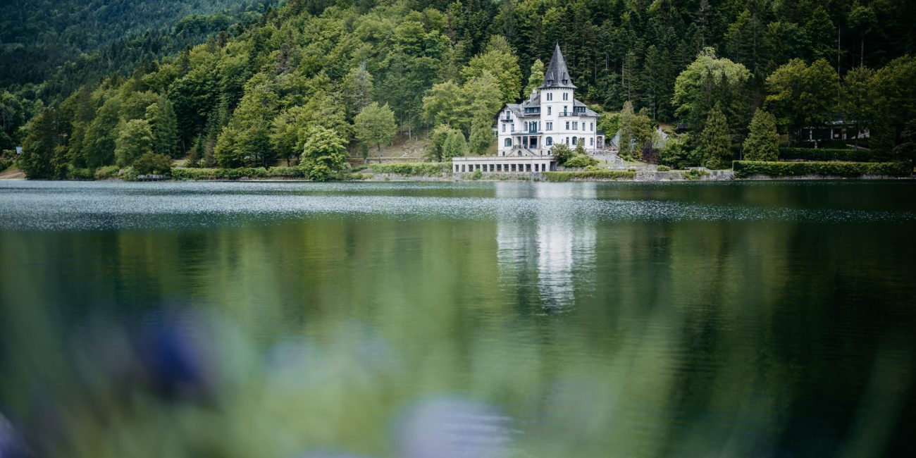 Christiane und Joachim bei ihrer standesamtlichen Trauung im Pavillon des Seehotels am Grundlsee