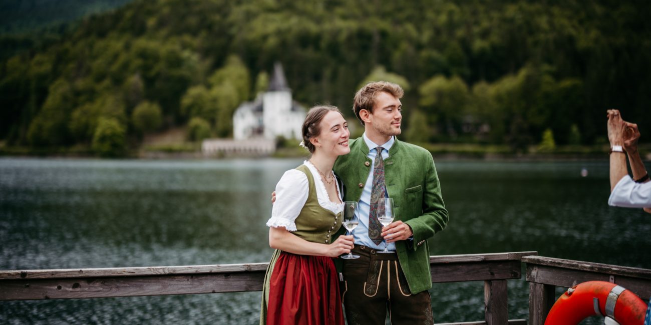 Christiane und Joachim bei ihrer standesamtlichen Trauung im Pavillon des Seehotels am Grundlsee