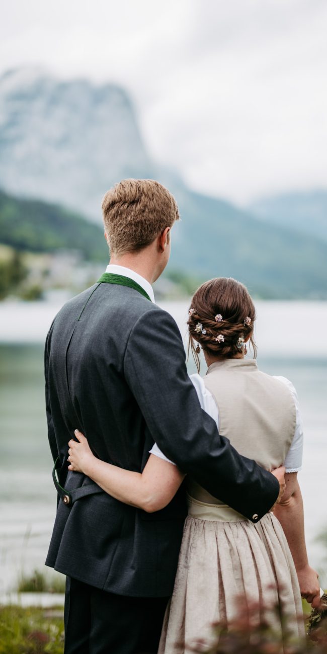 Christiane und Joachim bei ihrer standesamtlichen Trauung im Pavillon des Seehotels am Grundlsee