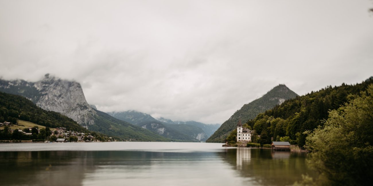 Christiane und Joachim bei ihrer standesamtlichen Trauung im Pavillon des Seehotels am Grundlsee